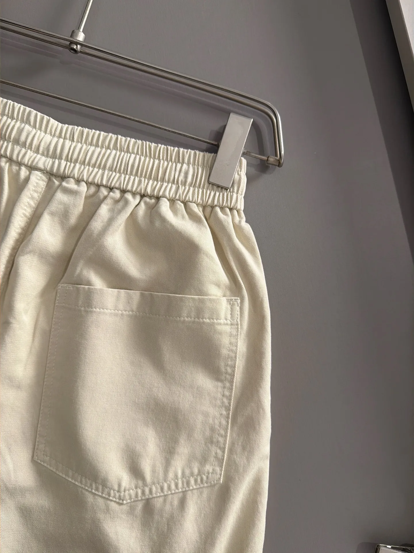 Burberry's 2026 spring and summer New Arrival elasticated casual shorts, made from counter-customized fabrics, Breathable, high comfort, impeccable details, brand element design concept, reflecting high quality. It feels delicate and soft! It presents a casual cut and the upper body shape is great! Sizes:S-2XL